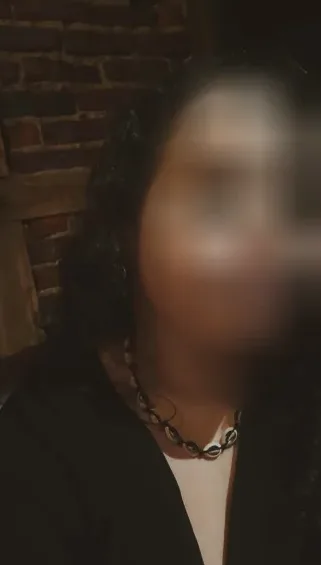 Laura, 24